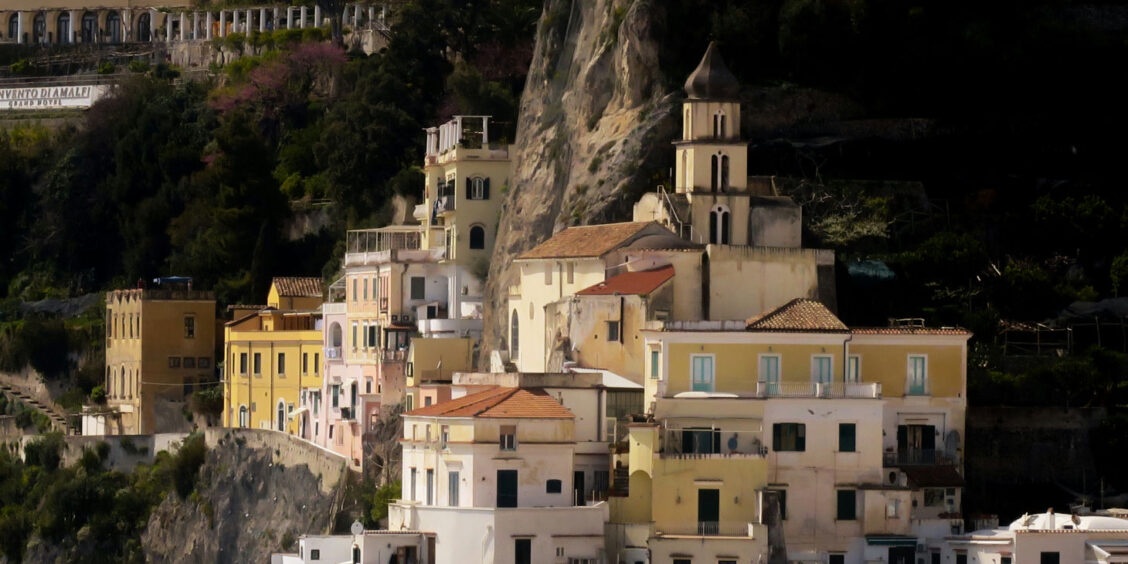 Vue rapprochée de maisons colorées et d'une église sur la falaise à Amalfi.