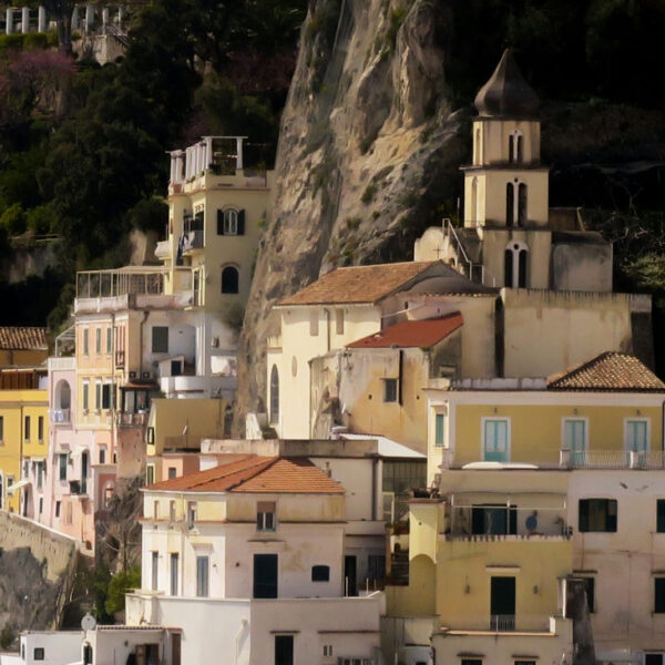 Vue rapprochée de maisons colorées et d'une église sur la falaise à Amalfi.