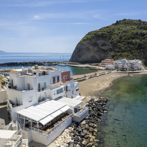 Vue aérienne de l'hôtel blanc situé directement en bord de mer à Ischia.