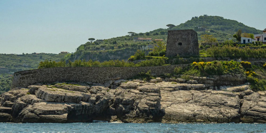 Ruines romaines des Bagni della Regina Giovanna à Sorrente au bord de la mer.