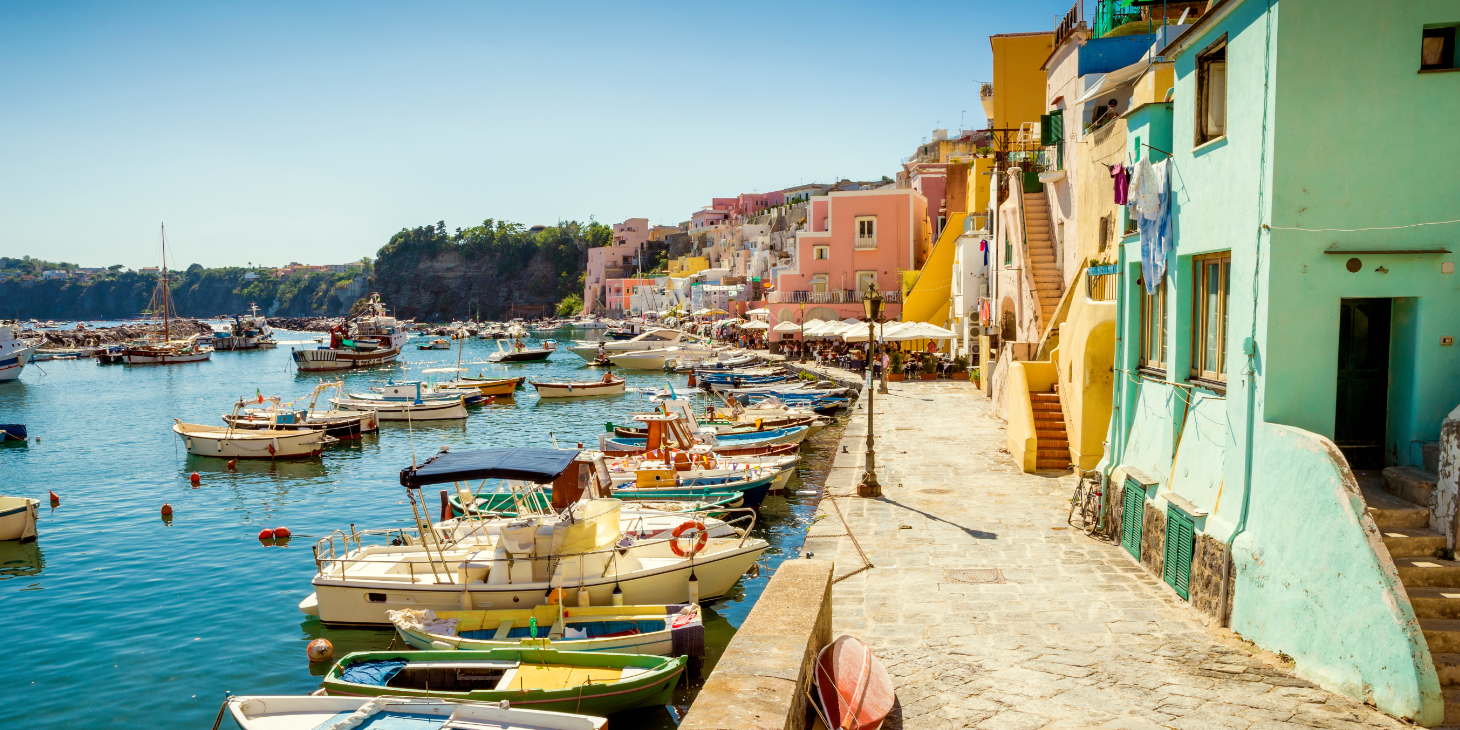 Bateaux amarrés dans le port coloré de Marina Corricella à Procida.