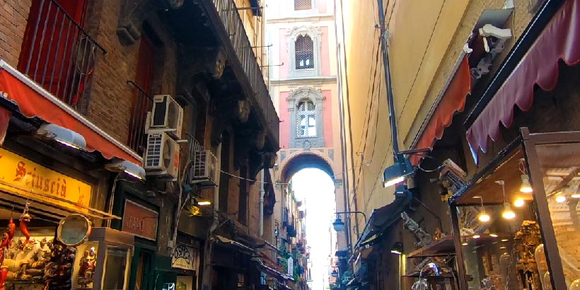 Rue de San Gregorio Armeno à Naples avec boutiques de crèches et architecture typique du centre historique.