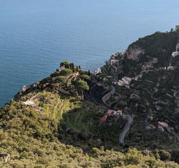 Vue plongeante sur la route sinueuse et les collines de Ravello dominant la mer Méditerranée.