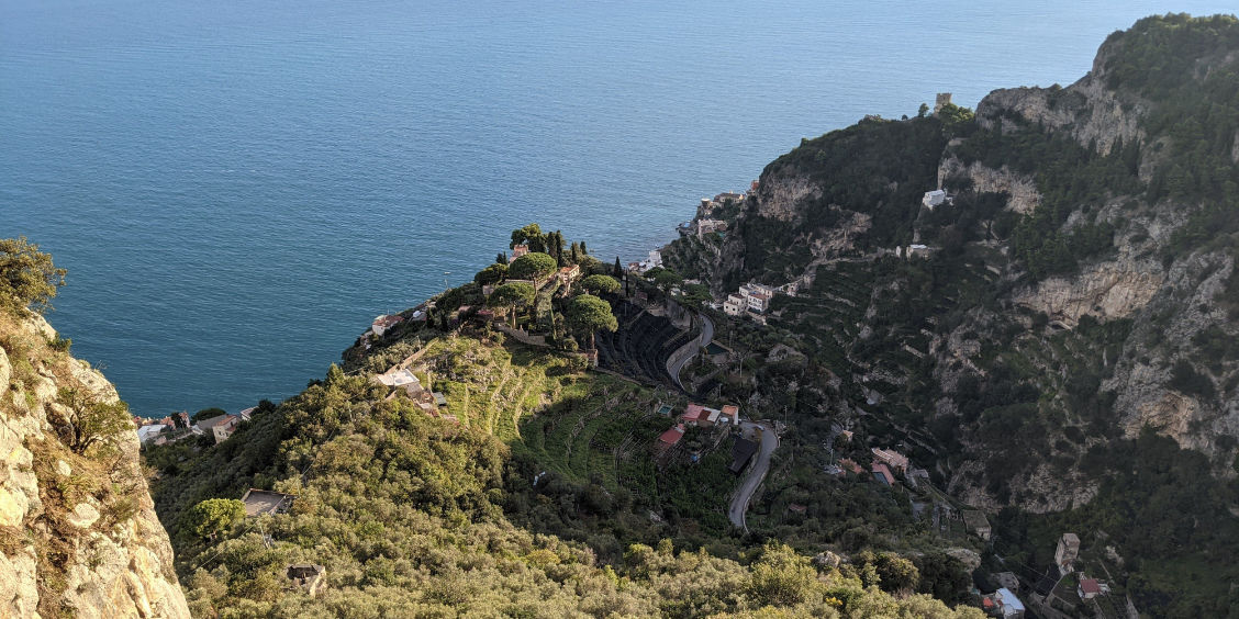Vue plongeante sur la route sinueuse et les collines de Ravello dominant la mer Méditerranée.