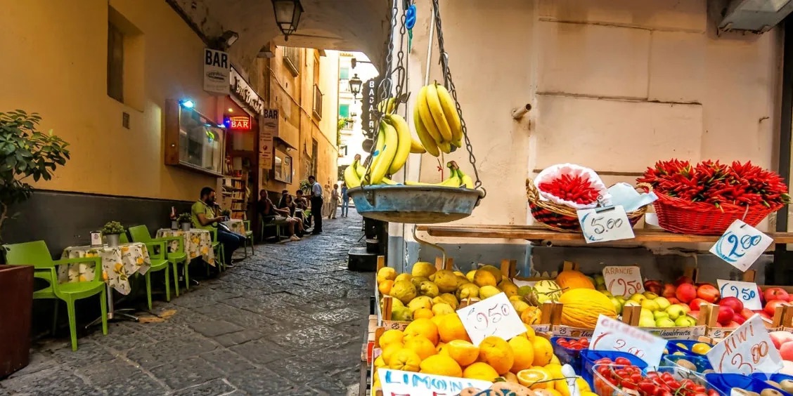 Marché de fruits sur la via San Cesareo à Sorrente avec citrons, piments et cafés.