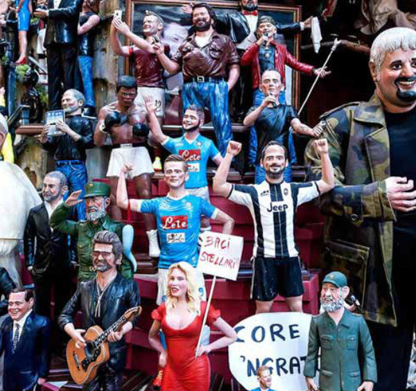 San Gregorio Armeno à Naples avec crèches artisanales et figurines traditionnelles et contemporaines exposées.