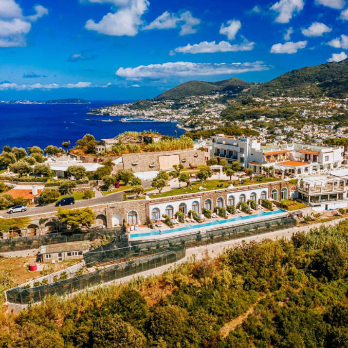 Vue aérienne du San Montano Resort & Spa niché sur une colline surplombant la mer.
