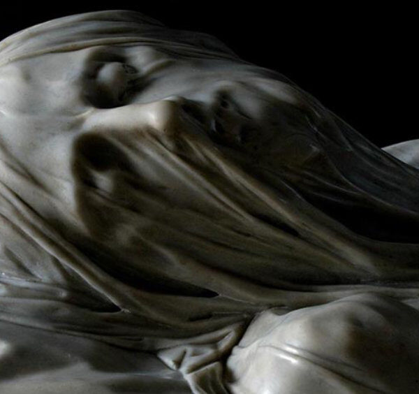 Détail saisissant du visage du Christ Voilé à la Chapelle Sansevero de Naples, montrant la finesse incroyable du voile sculpté dans le marbre.