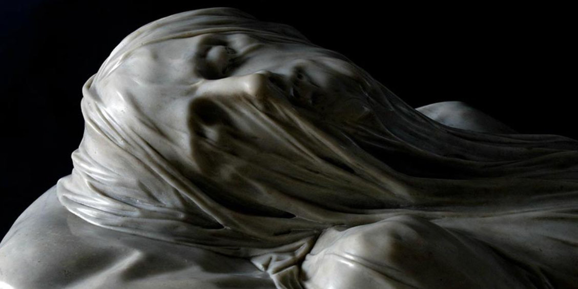 Détail saisissant du visage du Christ Voilé à la Chapelle Sansevero de Naples, montrant la finesse incroyable du voile sculpté dans le marbre.