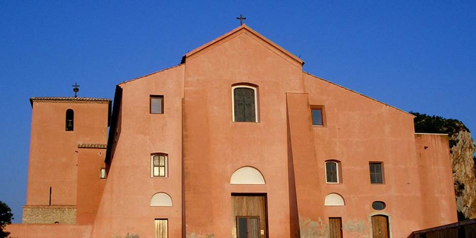 Sanctuaire de la Madonna del Granato à Paestum, église historique en Campanie sous un ciel bleu.
