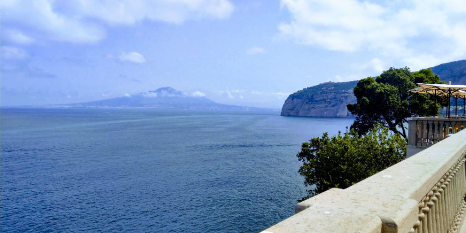 Vue sur la mer depuis Sant’Agnello, avec le Vésuve au loin et la côte de Sorrente en Campanie.