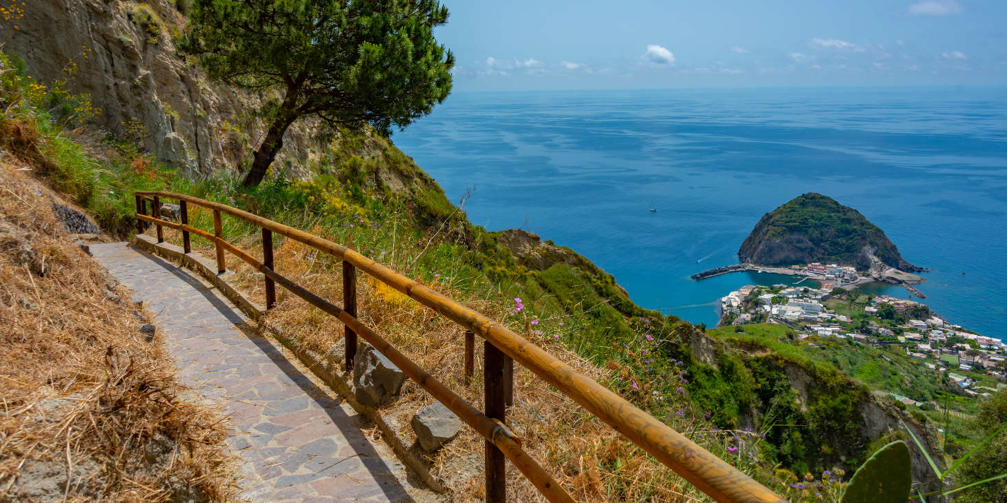 Sentier de randonnée surplombant le promontoire de Sant'Angelo à Ischia.