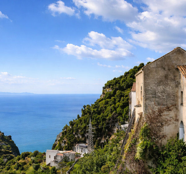 Église historique perchée sur une falaise dominant la mer et les paysages de Scala.