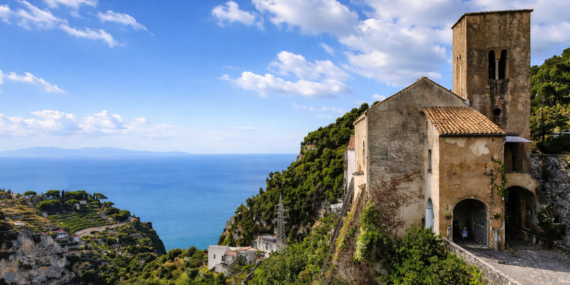Église historique perchée sur une falaise dominant la mer et les paysages de Scala.