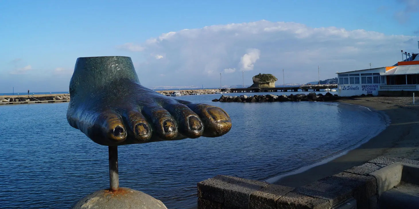 Sculpture monumentale d'un pied sur le front de mer à Lacco Ameno.