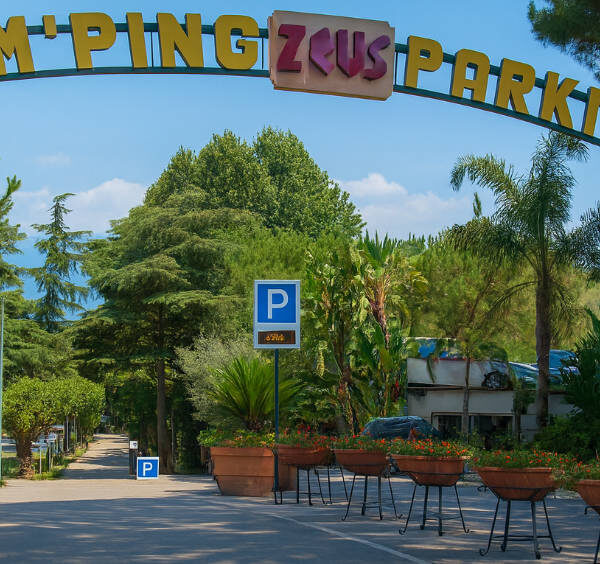Entrée arborée du Camping Zeus Parking à Pompéi