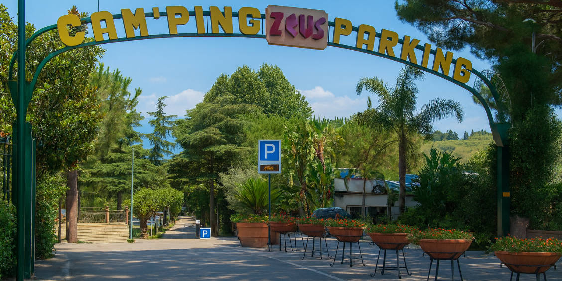 Entrée arborée du Camping Zeus Parking à Pompéi