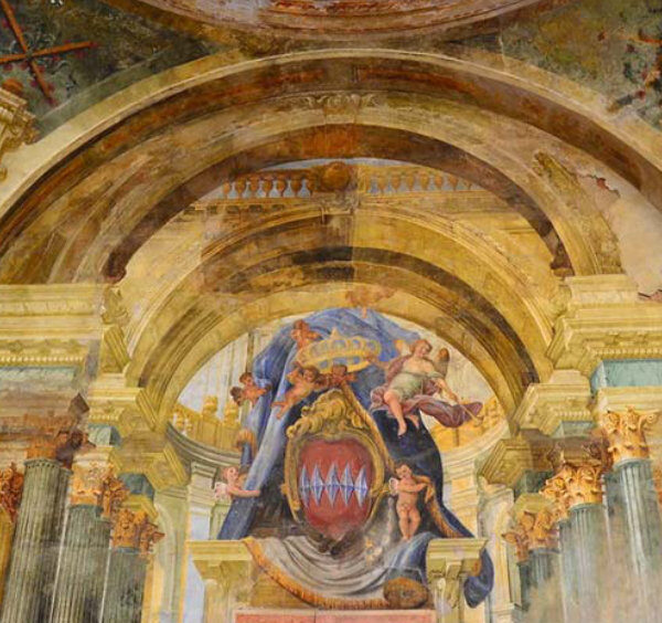 Fresques historiques du Sedil Dominova à Sorrente avec blason et décor architectural.