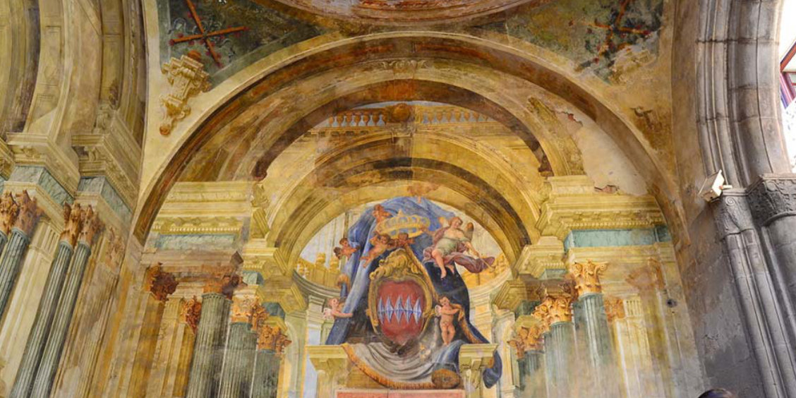 Fresques historiques du Sedil Dominova à Sorrente avec blason et décor architectural.