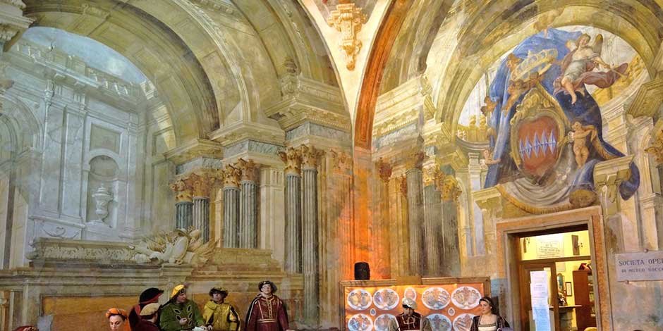 Sedil Dominova à Sorrente avec fresques historiques et personnages en costume traditionnel.