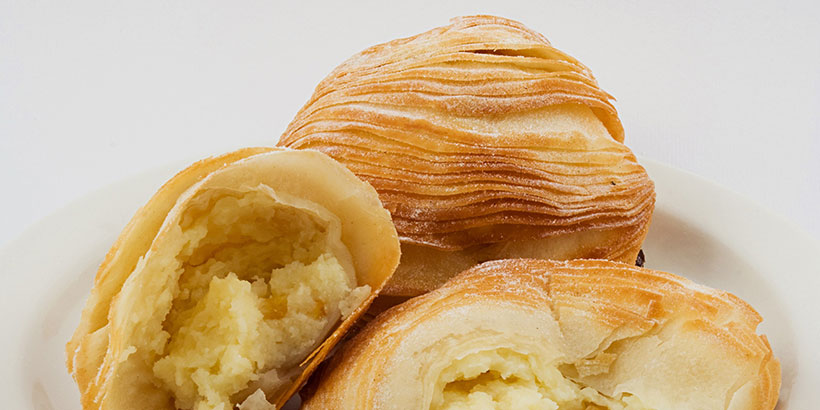 Sfogliatella riccia napolitaine, une pâtisserie croustillante et feuilletée fourrée à la ricotta et aux fruits confits.