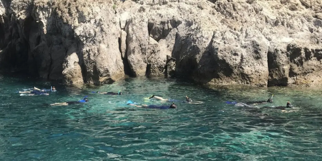 Séance de snorkeling dans les eaux cristallines d'Ischia.
