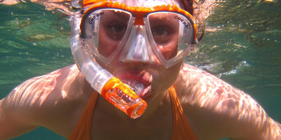 Personne avec masque et tuba sous l’eau pendant une sortie snorkeling à Sorrente.
