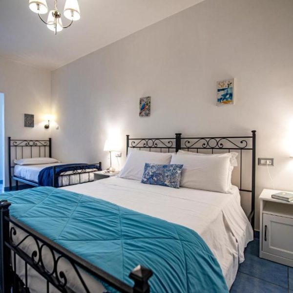 Chambre familiale spacieuse aux tons bleus au B&B Sonnino sur l'île de Procida.