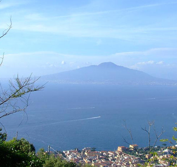 Sorrente en janvier avec vue sur le Vésuve, le golfe de Naples et la côte.