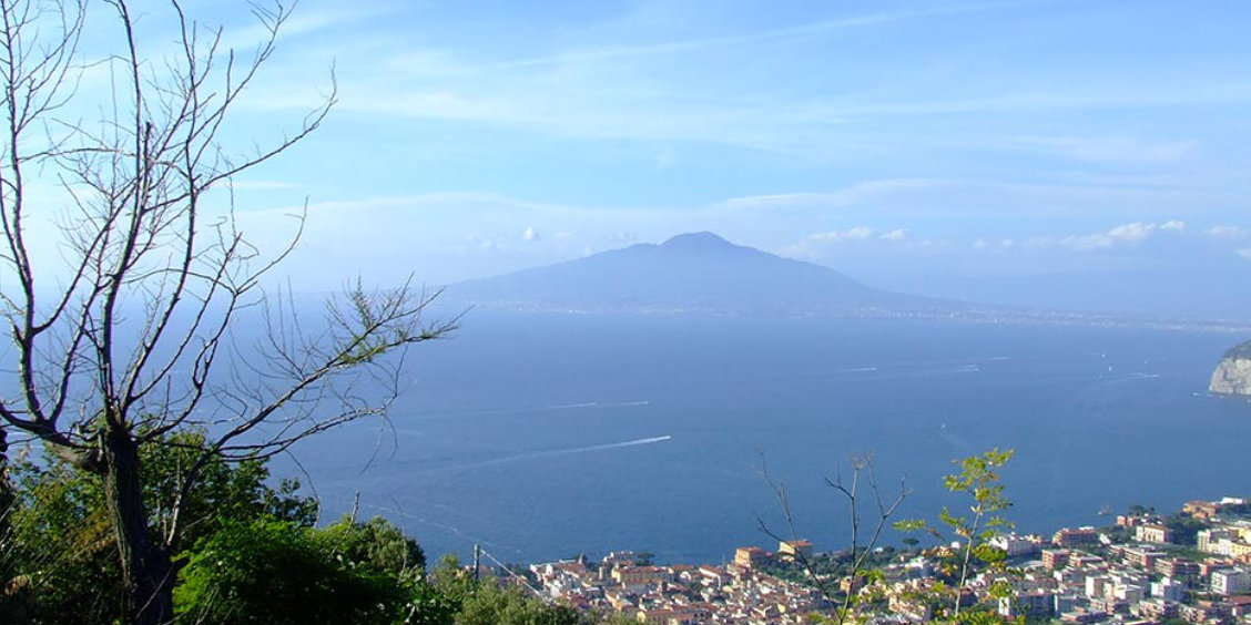 Sorrente en janvier avec vue sur le Vésuve, le golfe de Naples et la côte.