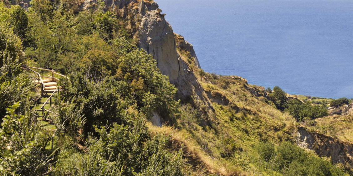 Sentier boisé en bord de mer près de la source Nitrodi à Ischia.