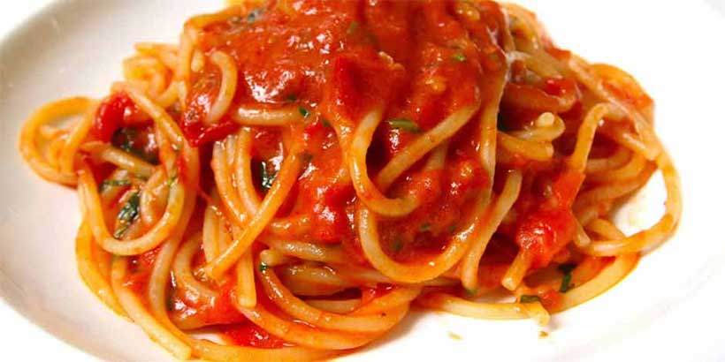 Spaghetti napolitains nappés de sauce tomate riche et parfumée.