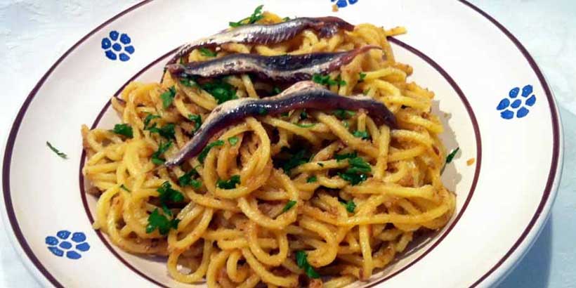 Spaghetti aux anchois et herbes, spécialité savoureuse du sud de l’Italie.