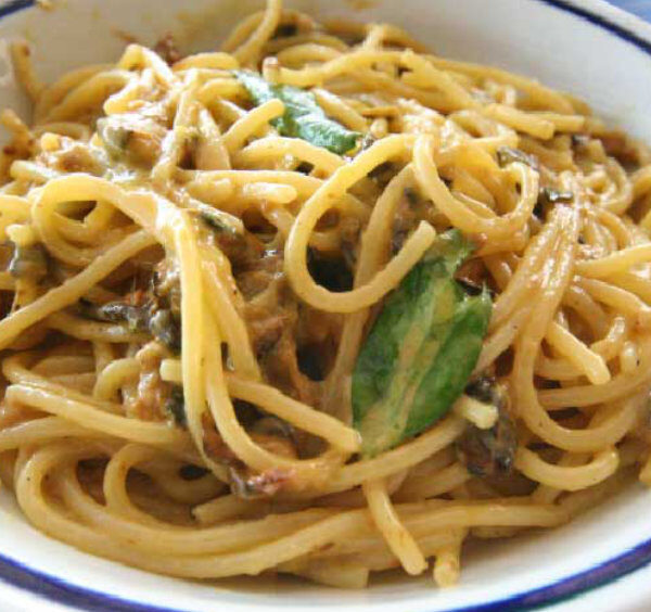 Spaghetti aux courgettes à la Nerano avec sauce crémeuse et basilic frais.