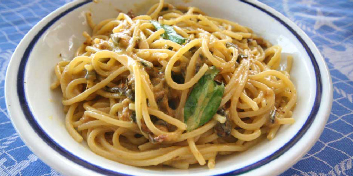 Spaghetti aux courgettes à la Nerano avec sauce crémeuse et basilic frais.