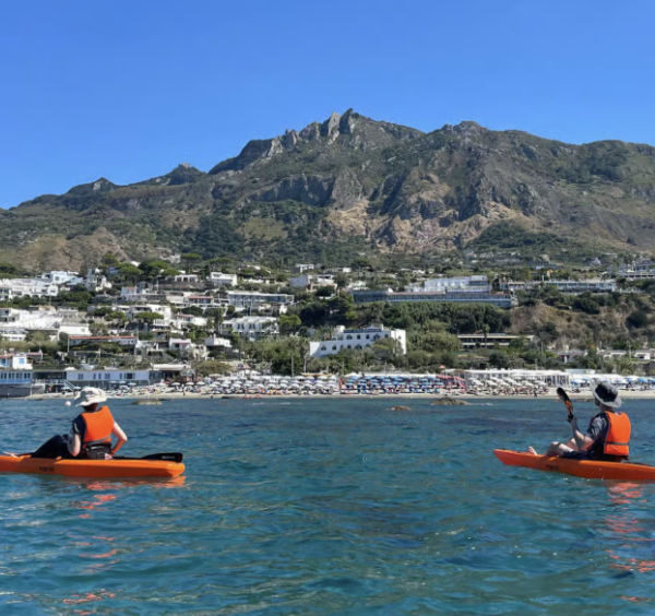 Kayaking à Ischia avec vue sur le mont Epomeo.