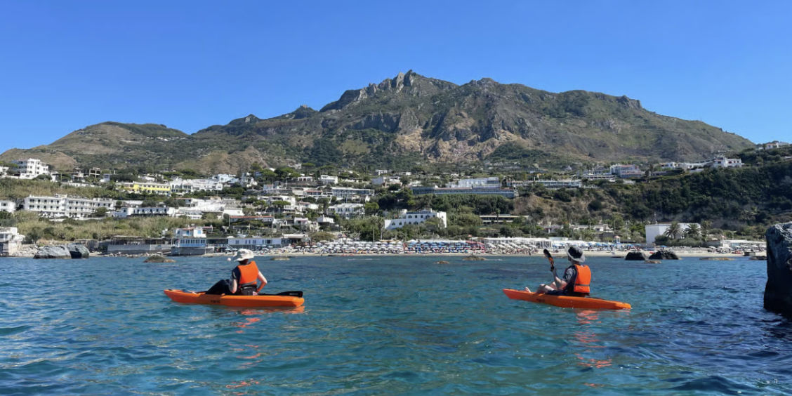 Kayaking à Ischia avec vue sur le mont Epomeo.