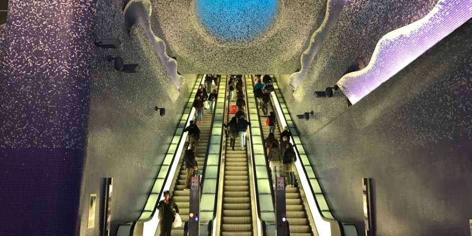 Station de métro de Naples avec escalators et design artistique moderne, architecture contemporaine souterraine.