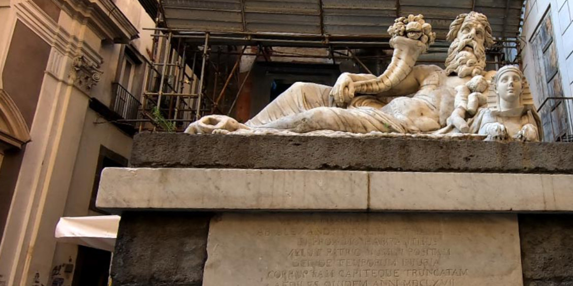 Statue antique en marbre du Dieu Nil située dans le centre historique de Naples.