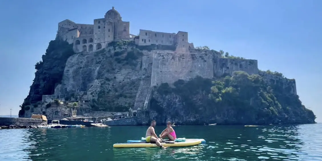 Stand up paddle au pied du Château Aragonais.