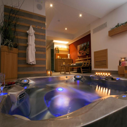 Espace spa du Tasso Suites & Spa à Sorrente avec jacuzzi et éclairage relaxant.