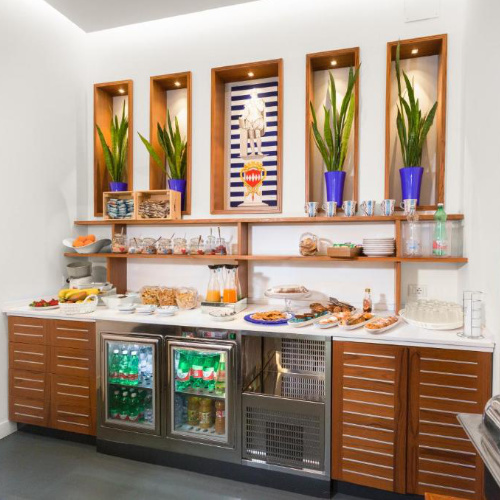 Buffet du petit-déjeuner au Tasso Suites & Spa à Sorrente avec boissons et pâtisseries.