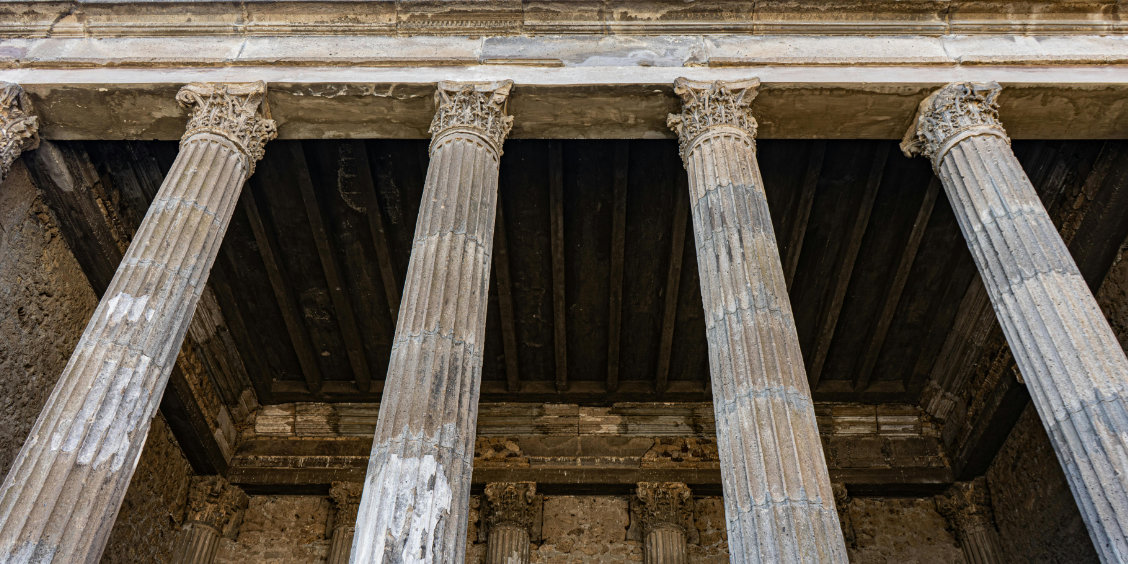 Série de colonnes corinthiennes flûtées supportant un entablablement dans un temple de Pompéi.