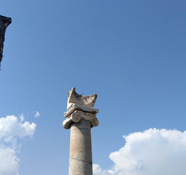 Hautes colonnes romaines s'élevant vers le ciel sur le site de Pompéi.
