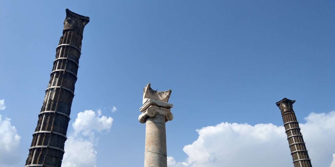Hautes colonnes romaines s'élevant vers le ciel sur le site de Pompéi.