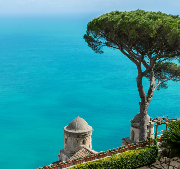 Vue panoramique depuis la Villa Rufolo à Ravello sur la côte amalfitaine et la mer Tyrrhénienne avec le célèbre pin parasol et les tours historiques.