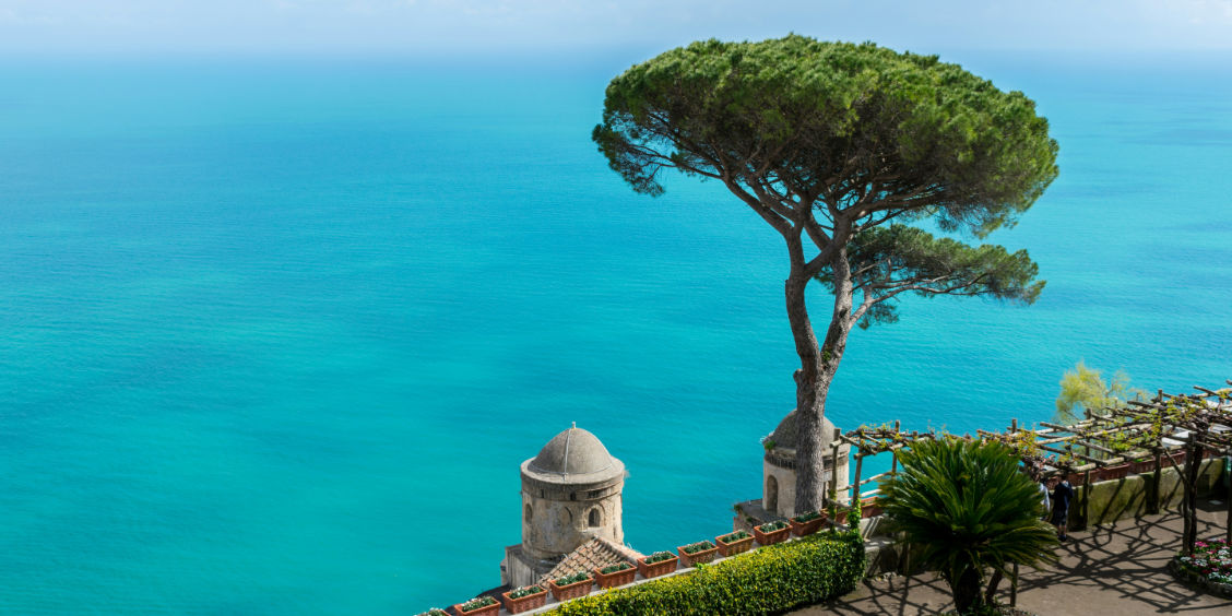 Vue panoramique depuis la Villa Rufolo à Ravello sur la côte amalfitaine et la mer Tyrrhénienne avec le célèbre pin parasol et les tours historiques.