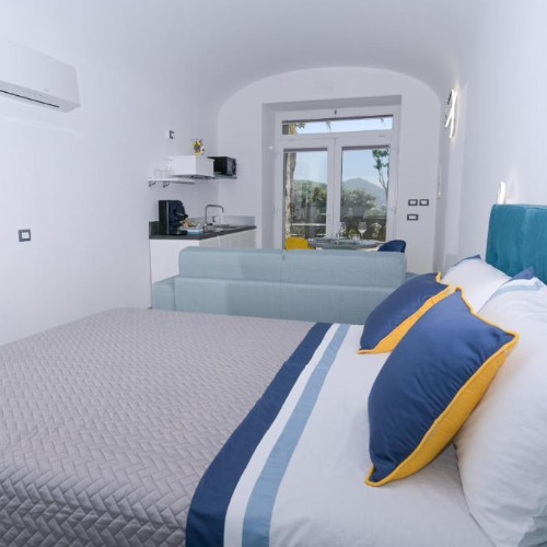 Studio moderne avec coin nuit, canapé et kitchenette à la Tenuta Monte di Panza.