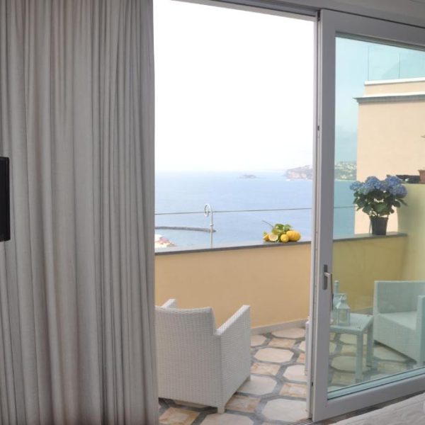 Terrasse avec vue mer panoramique au Terra Murata Boutique B&B à Procida, une escale de charme en Campanie.