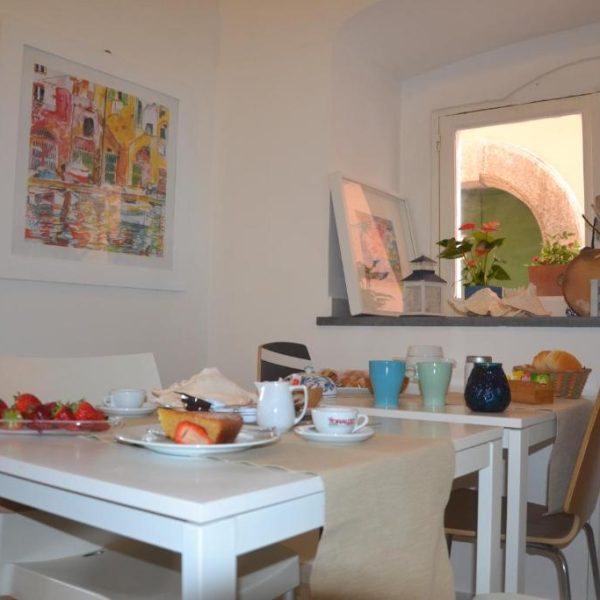 Petit déjeuner gourmand servi au Terra Murata Boutique B&B à Procida, parfait pour débuter la journée en Campanie.